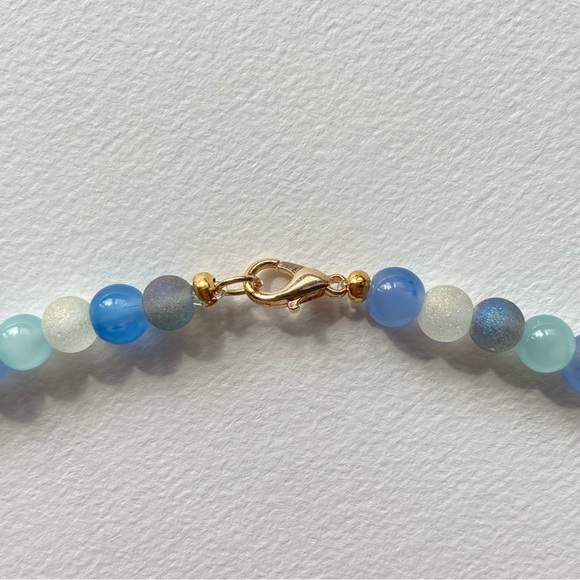 ♡ Handmade blue and white necklace made with glass beads and elastic string :) - Picture 3 of 4